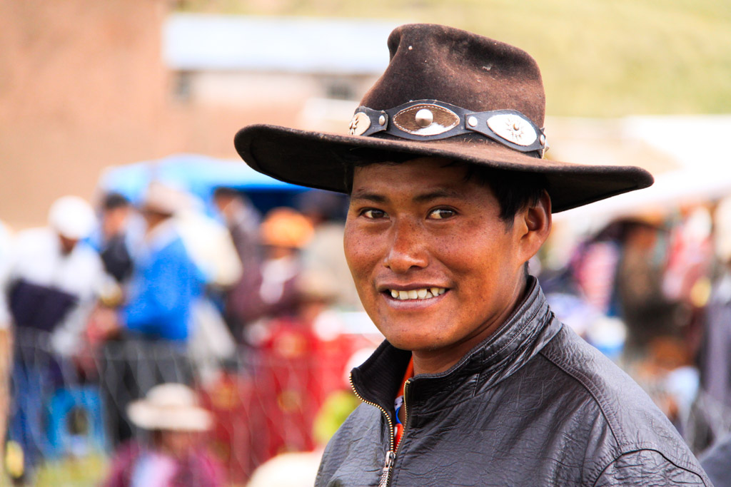 Jeune homme fier, fête aux moutons dans les Andes. Pérou. © Cédric Aubert
