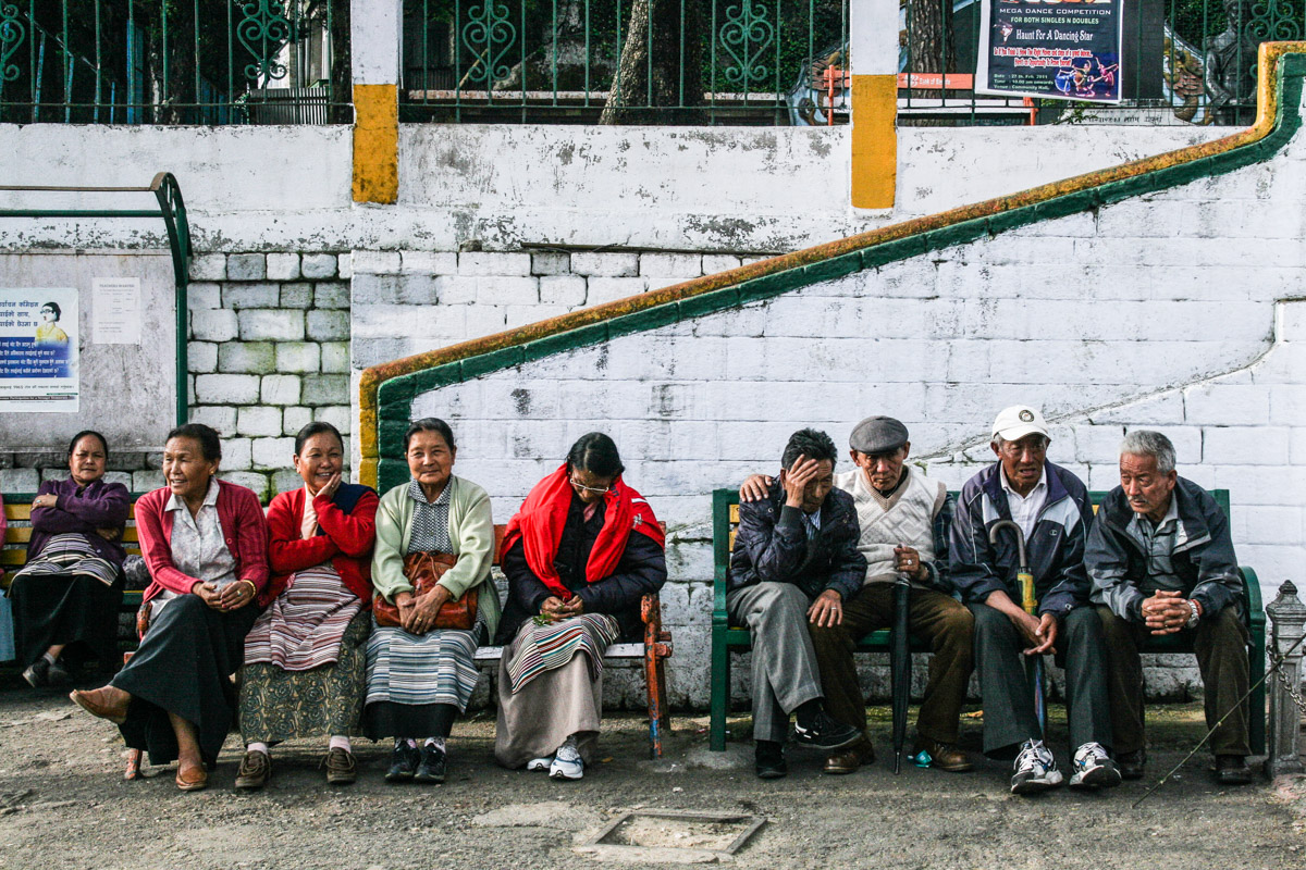 Habitants installés sur les bancs réservés aux personnes âgés dans le centre-ville de Darjeeling | © Marion Brun