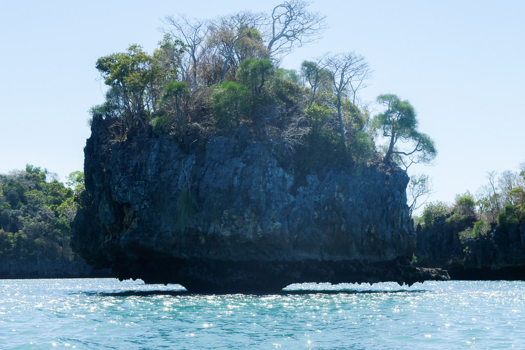 Ile champignon et baobabs épars dans la baie de Moramba | Violette Marquis ©