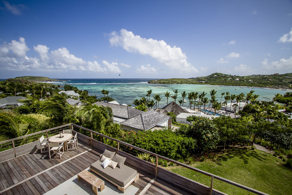 Les villas surplombent l’hôtel et les eaux turquoises du lagon de Grand Cul-de-Sac, à l’est de Saint-Barth.