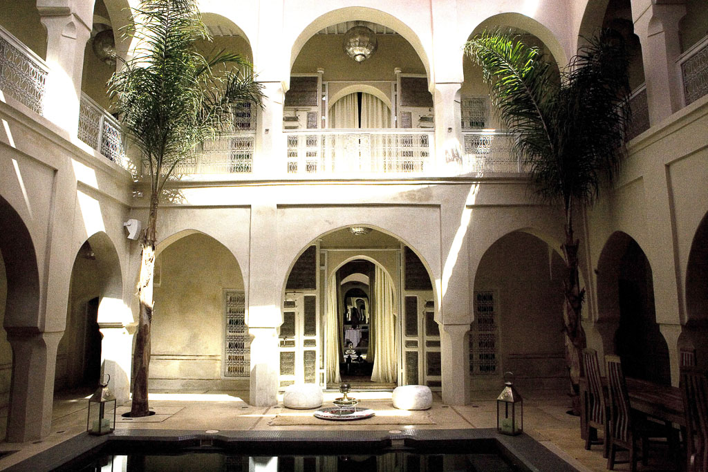 L’intérieur du riad illuminé par les rayons du soleil | © AnaYela