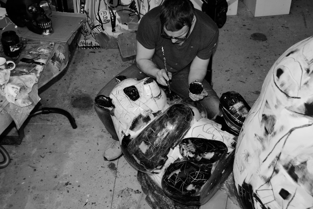 Julien Marinetti dans son atelier d’Ivry, en plein travail sur un Bâ