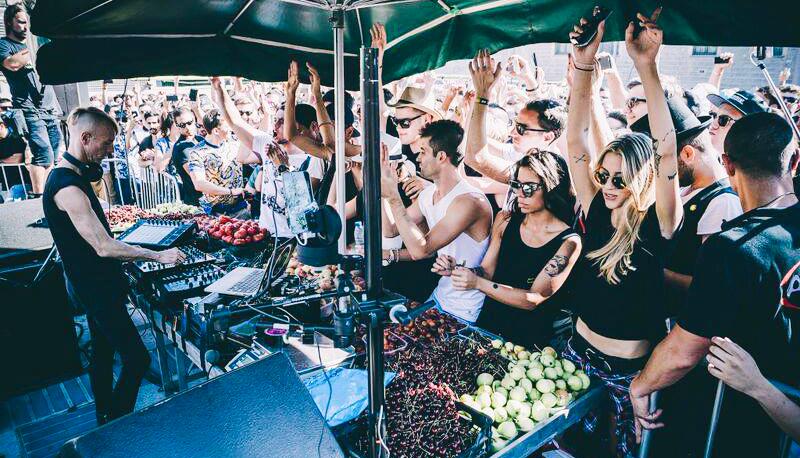 Richie Hawtin mixe derrière un étal de fruits pendant la fête improvisée dotUP! | © Jordi Cervera Vidal