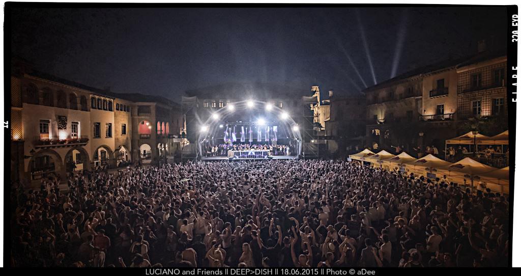 Luciano & Friends à la Plaza Mayor (Poble Espanyol) | © aDee