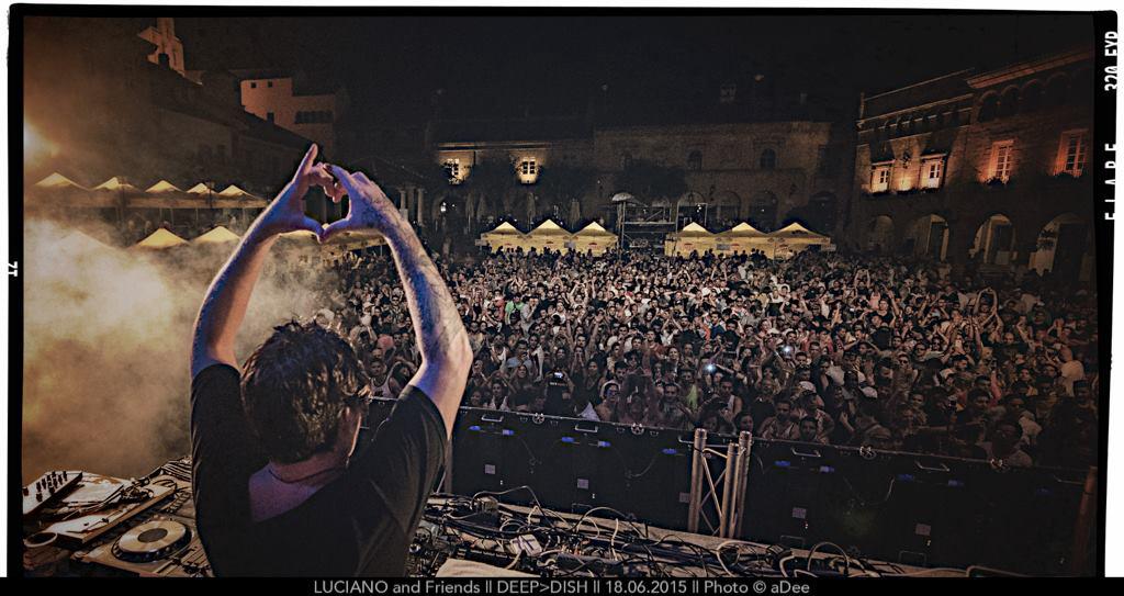 Luciano, la star d’Ibiza, devant un public conquis | © aDee