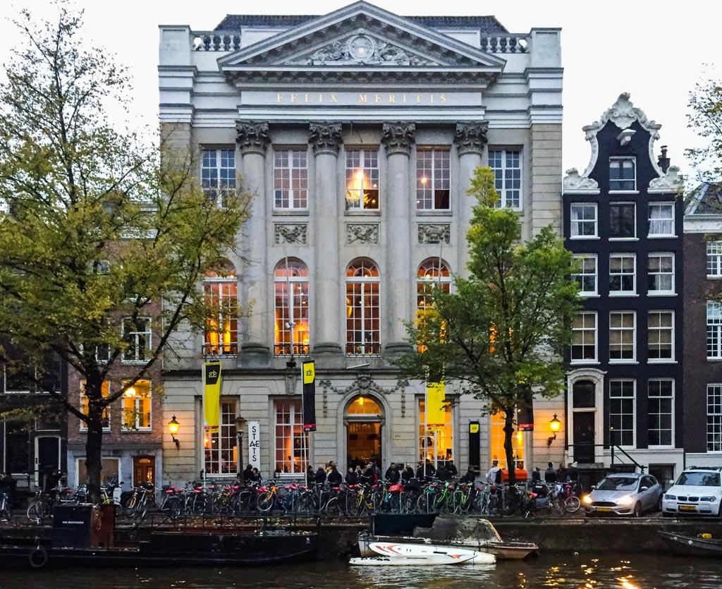 Le bâtiment historique Felix Meritis, le long du canal Keizersgracht est l’un des épicentres du festival pendant la journée © Yonder.fr