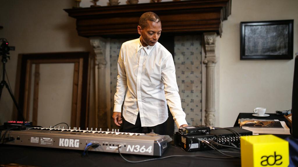 Jeff Mills, en plein travail créatif, dans l’ancienne maison de Rembrandt © ADE