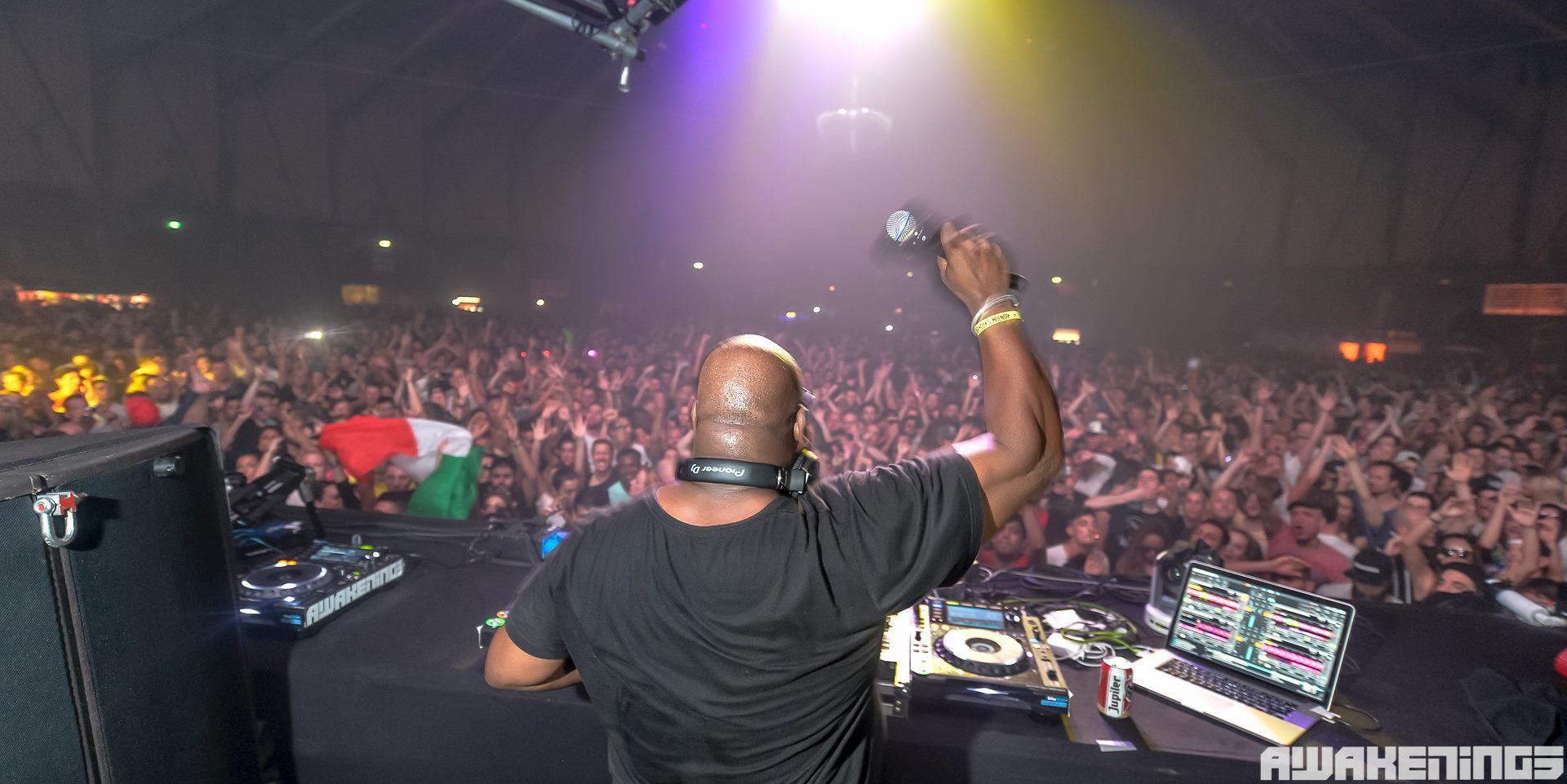 Le DJ légendaire Carl Cox face à un public conquis au Gashouder © photo-company.nl