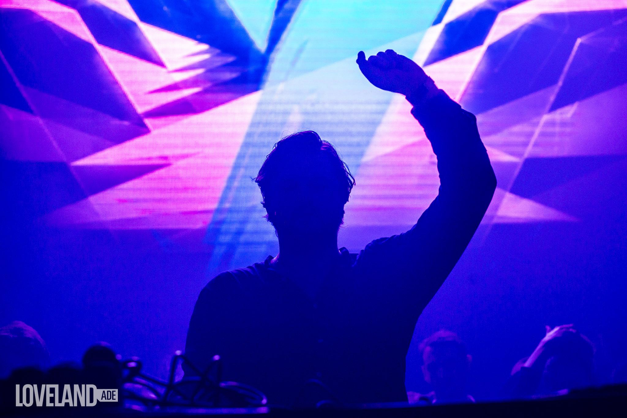 Le DJ, producteur et patron du label Diynamic, Solomun en plein mix © Diynamic
