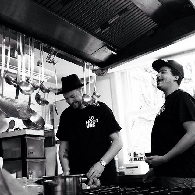 Kölsch et Seth Throxler en plein concours culinaire pour l’évènement caritatif organisé par l’association 10,000 hours. © Page Facebook Kölsch
