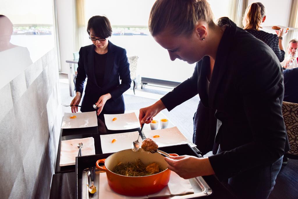 Le dressage du ris de veau se fait à côté des convives