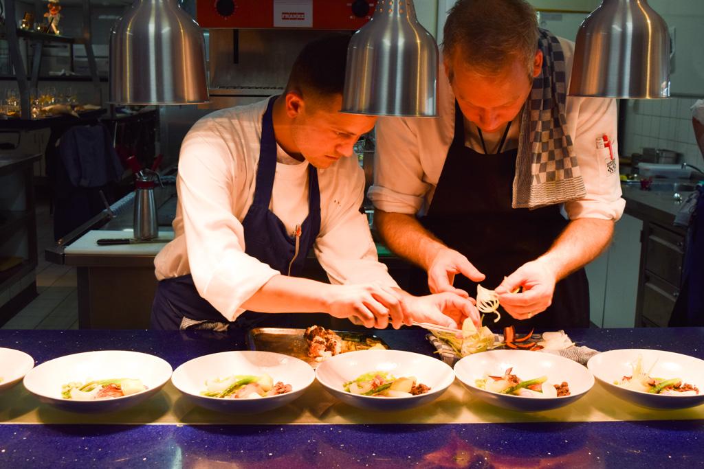 Dans les cuisines de Vermeer, la brigade s’active pour préparer les salades de morilles © Yonder.fr