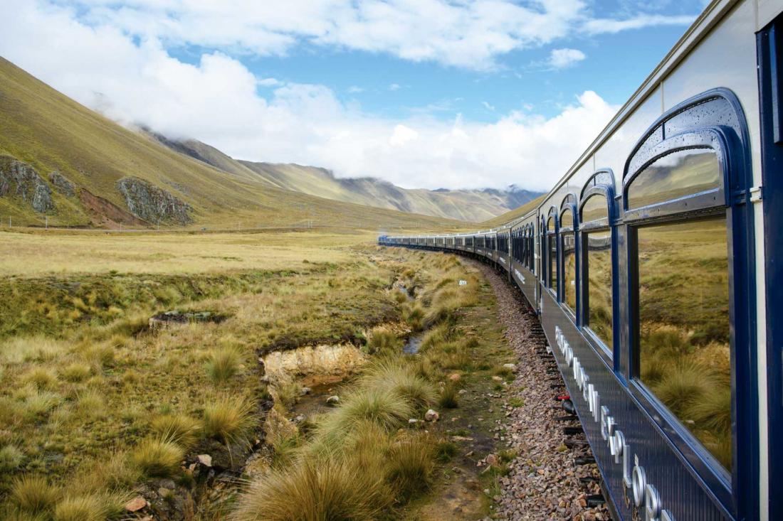 Les les élégantes voitures bleues et blanches du train peuvent emporter jusqu’à 48 passagers pour des voyages exceptionnels