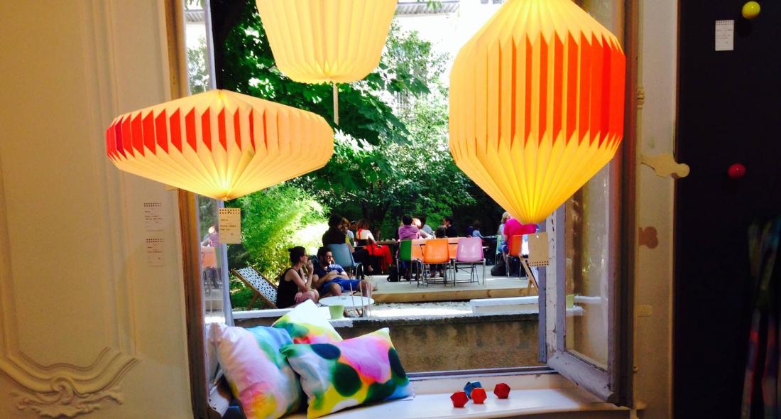 Les luminaires présents au Jardin Montgrand, et par la fenêtre une vue sur l’immense jardin privé ©JardinMontgrand