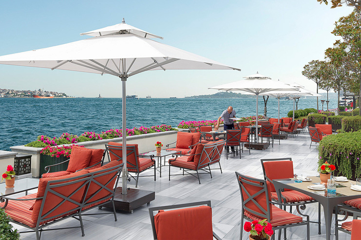 Terrasse magnifique pieds dans l'eau : image de Four Seasons Hotel Istanbul  at the Bosphorus - Tripadvisor