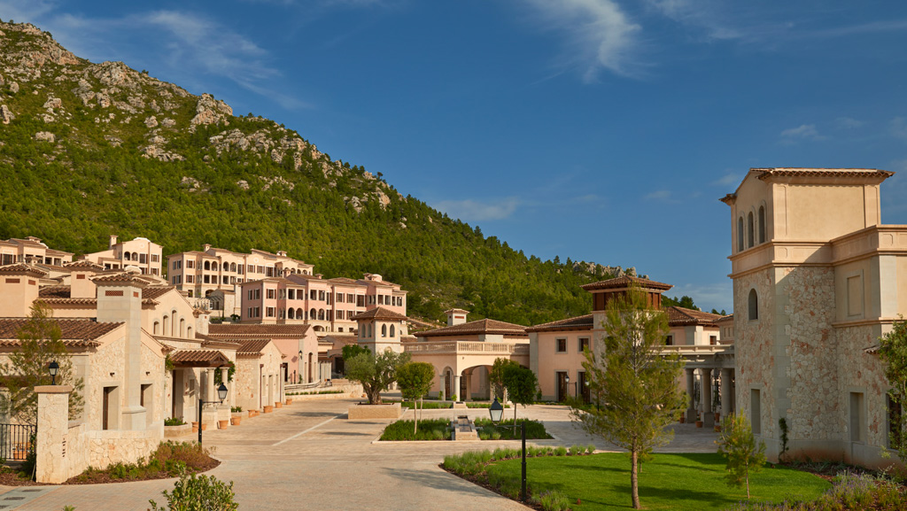 Le Park Hyatt Majorque a été imaginé comme un village traditionnel Majorquin, à flancs de colline, bâti autour d’une placette