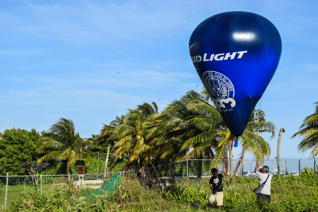 Un ballon BudLight accueille les clubbers au Martina’s Beach © Yonder.fr