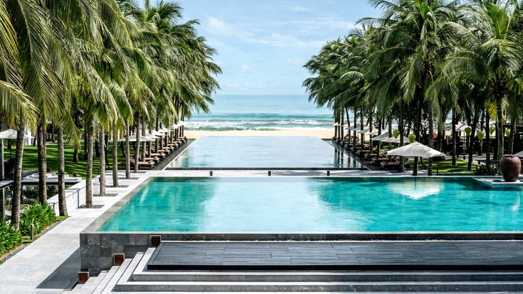 Au cœur du Four Seasons The Nam Hai, trois piscines encadrées de palmiers
