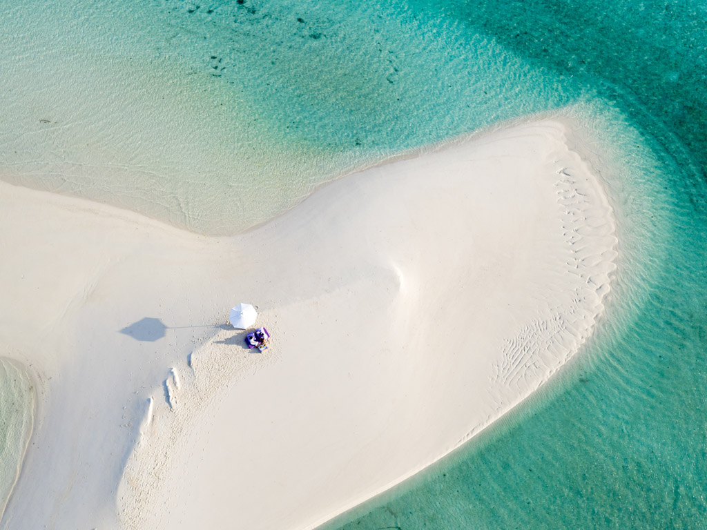 Ce lagon paradisiaque de 60 hectares est à 40 minutes d’hydravion de l’aéroport international de Malé