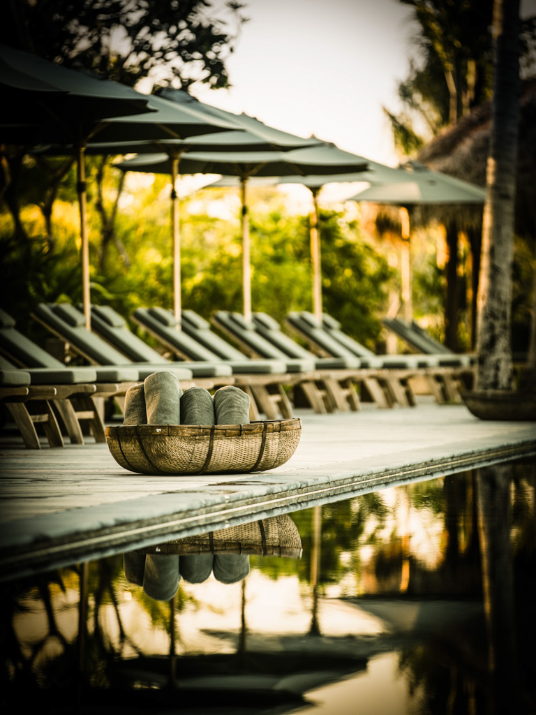 Au centre du resort, une somptueuse piscine bordée de végétation