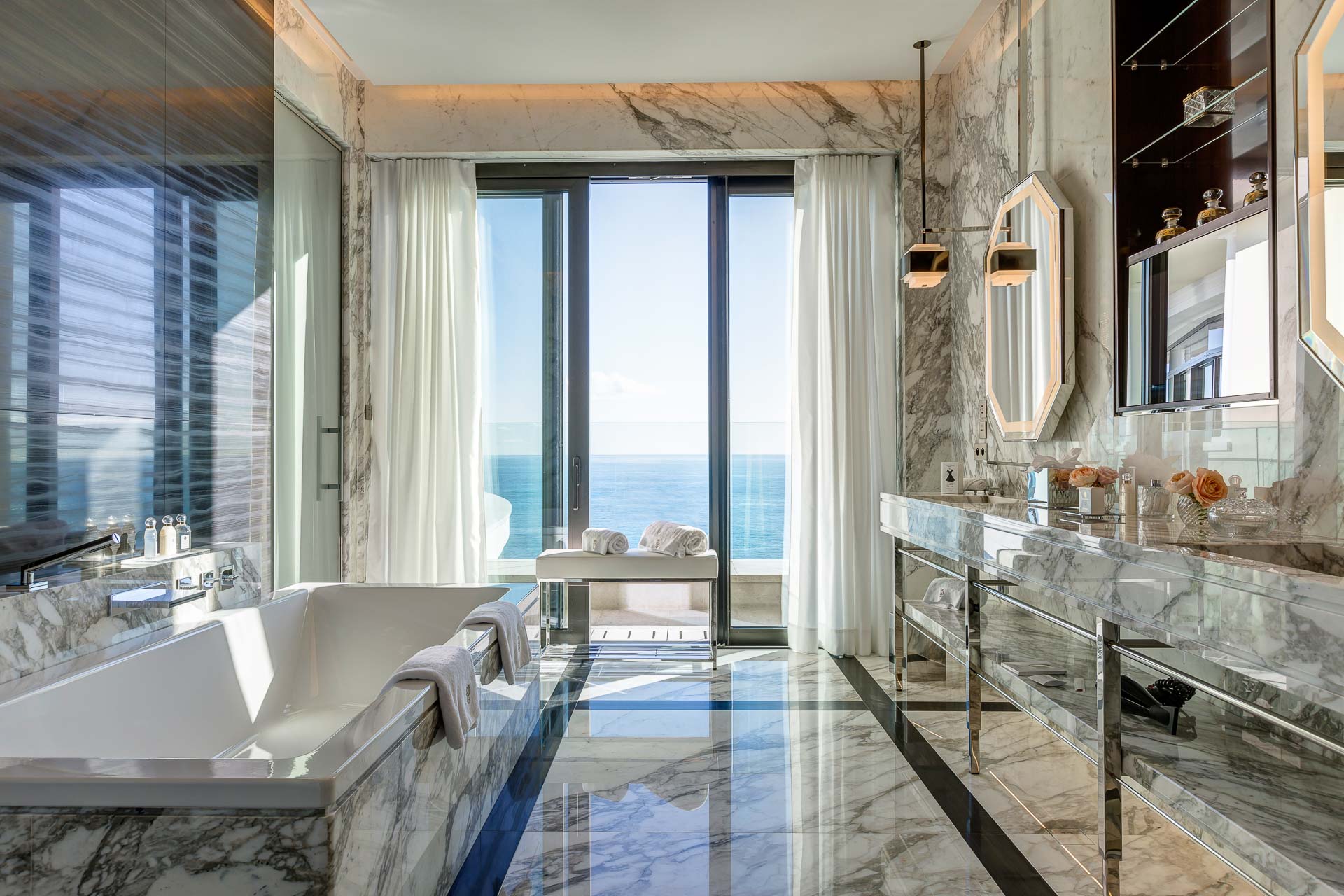 Les salles de bain, habillées de marbre et ouvertes sur l’extérieur, témoignent du niveau de luxe inouï de la Suite