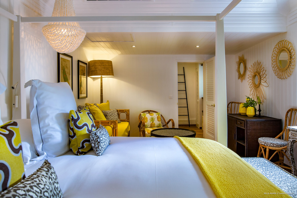 Les chambres, au confort impeccable, affichent des couleurs vives (turquoise, rose bougainvilliers,  jaune canari) contrastant avec la blancheur des murs