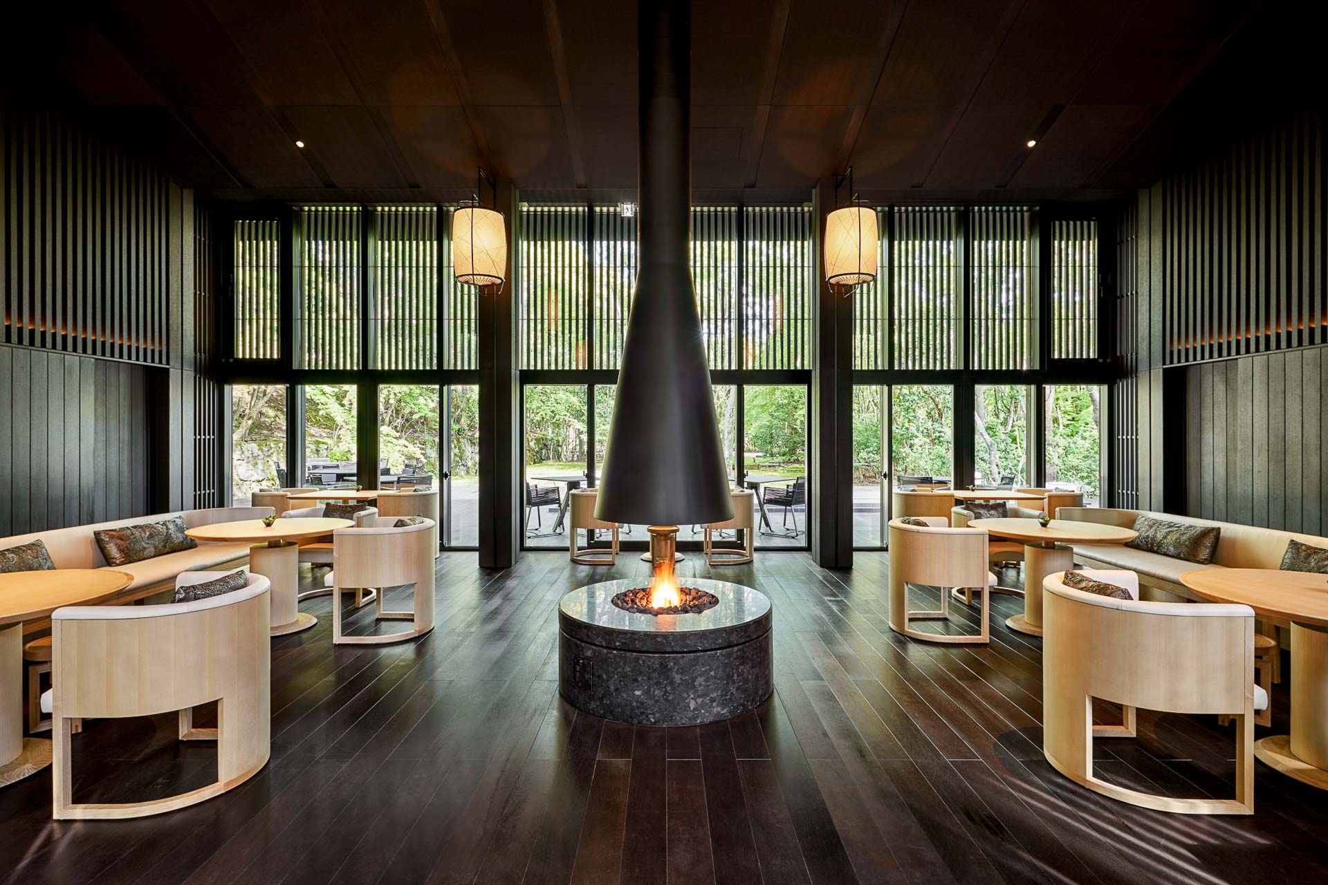 Avec sa cheminée et ses baies vitrées, le Living Pavilion by Aman abrite le restaurant signature d’Aman Kyoto