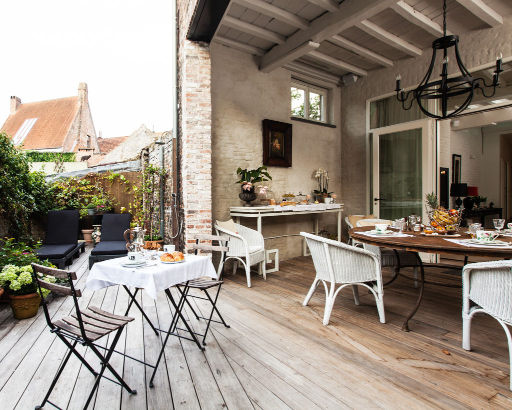 Aux beaux jours, la terrasse permet de prendre son petit-déjeuner dans le jardin de la maison