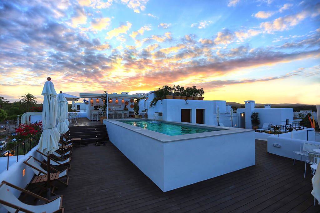 Sur le rooftop, une piscine domine le village de Santa Gertrudis