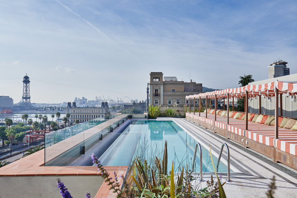 On retrouve sur ce toit-terrasse des éléments de décors semblables aux Soho House Berlin ou Istanbul