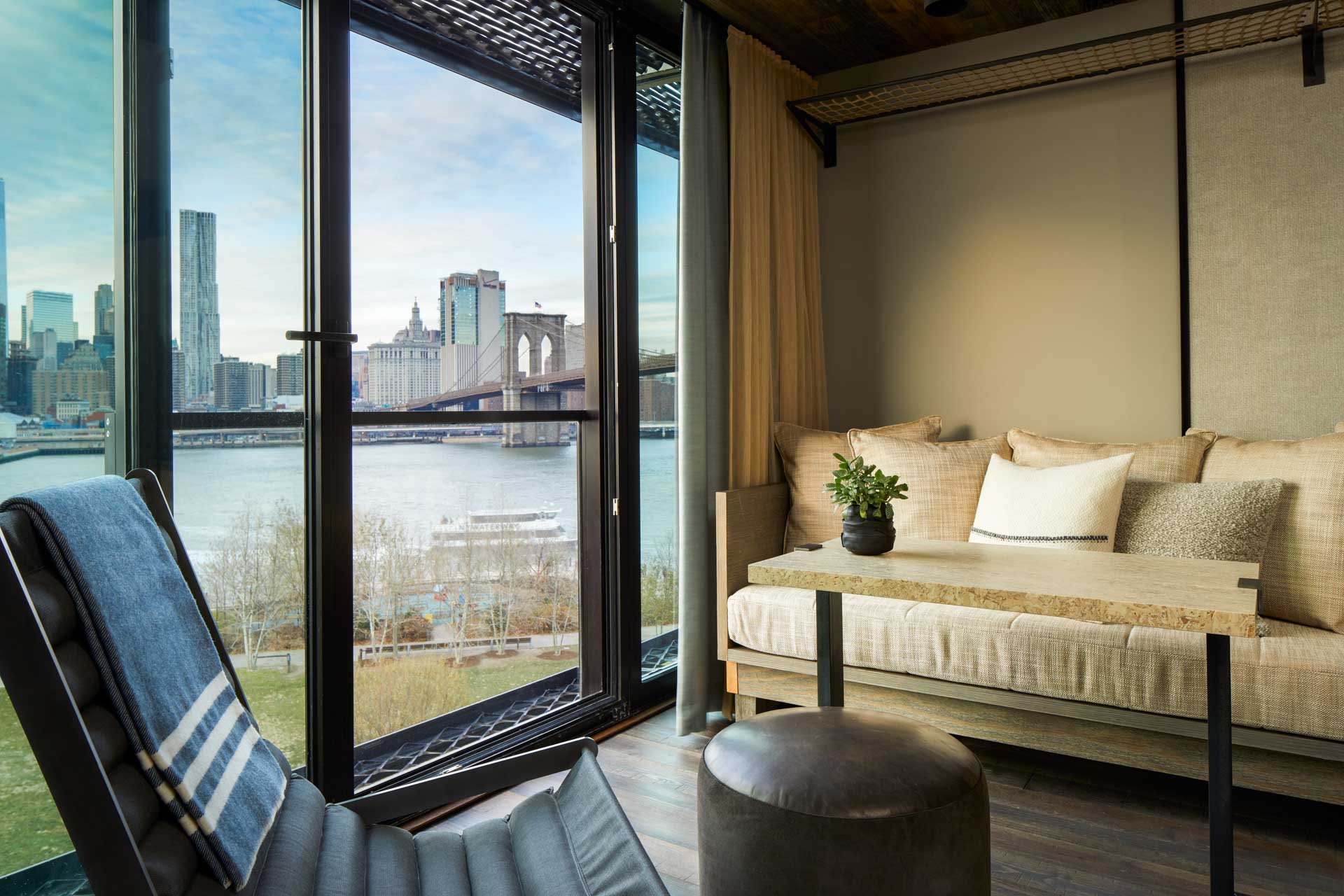 D’autres chambres et suites offrent, quant à elles, des vues à couper le souffle sur l’iconique Brooklyn Bridge