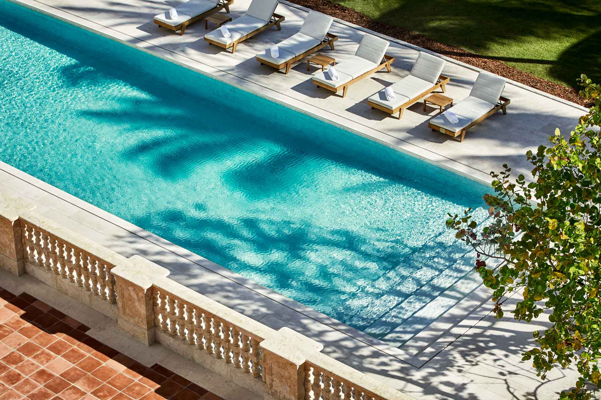 Lieu de villégiature chic, le Four Seasons Hotel at The Surf Club compte pas moins de 3 piscines...