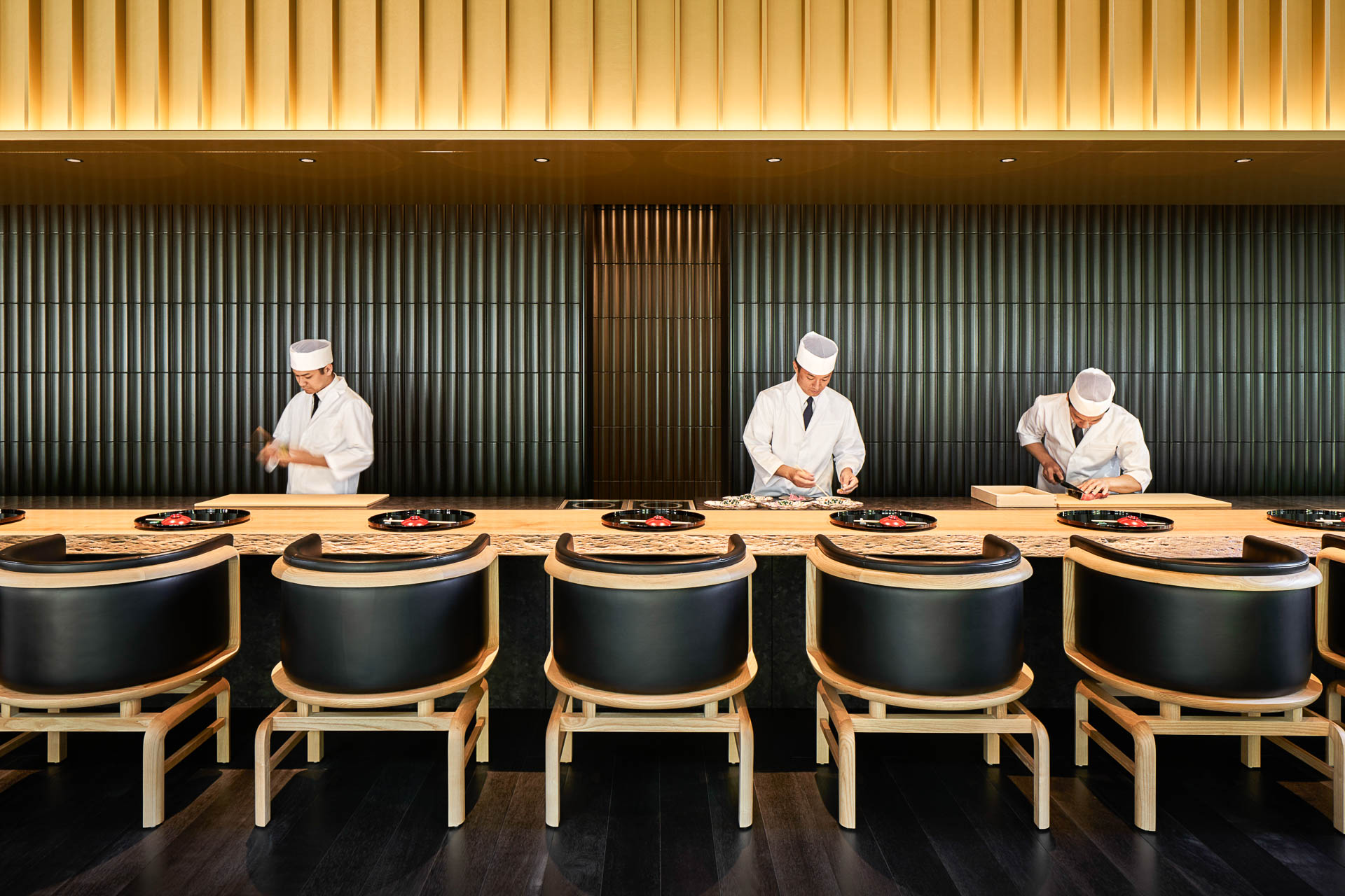 Au restaurant japonais Taka-an, le chef prépare une cuisine gastronomique confectionnée à partir de produits locaux saisonniers