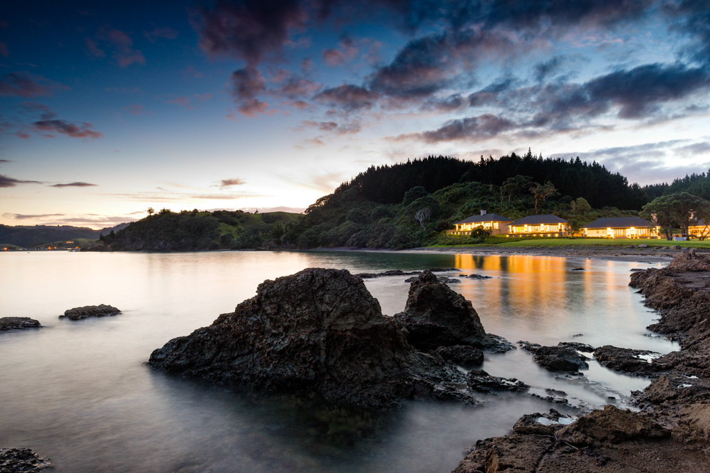 Mais c’est à la nuit tombée que le Helena Bay Lodge se pare de ses atours...