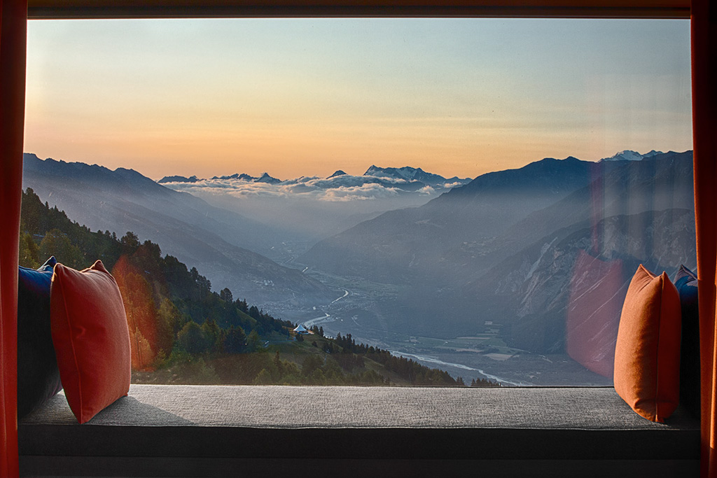 On retrouve dans les chambres des vues à couper le souffle sur les montagnes alentours 