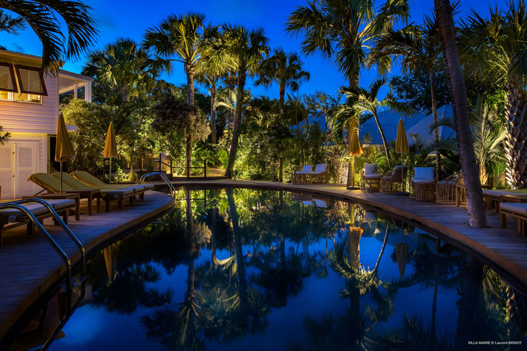 Une piscine extérieure, pour ceux qui ne souhaiteraient pas profiter de la plage, est nichée au cœur du jardin tropical de l’hôtel   