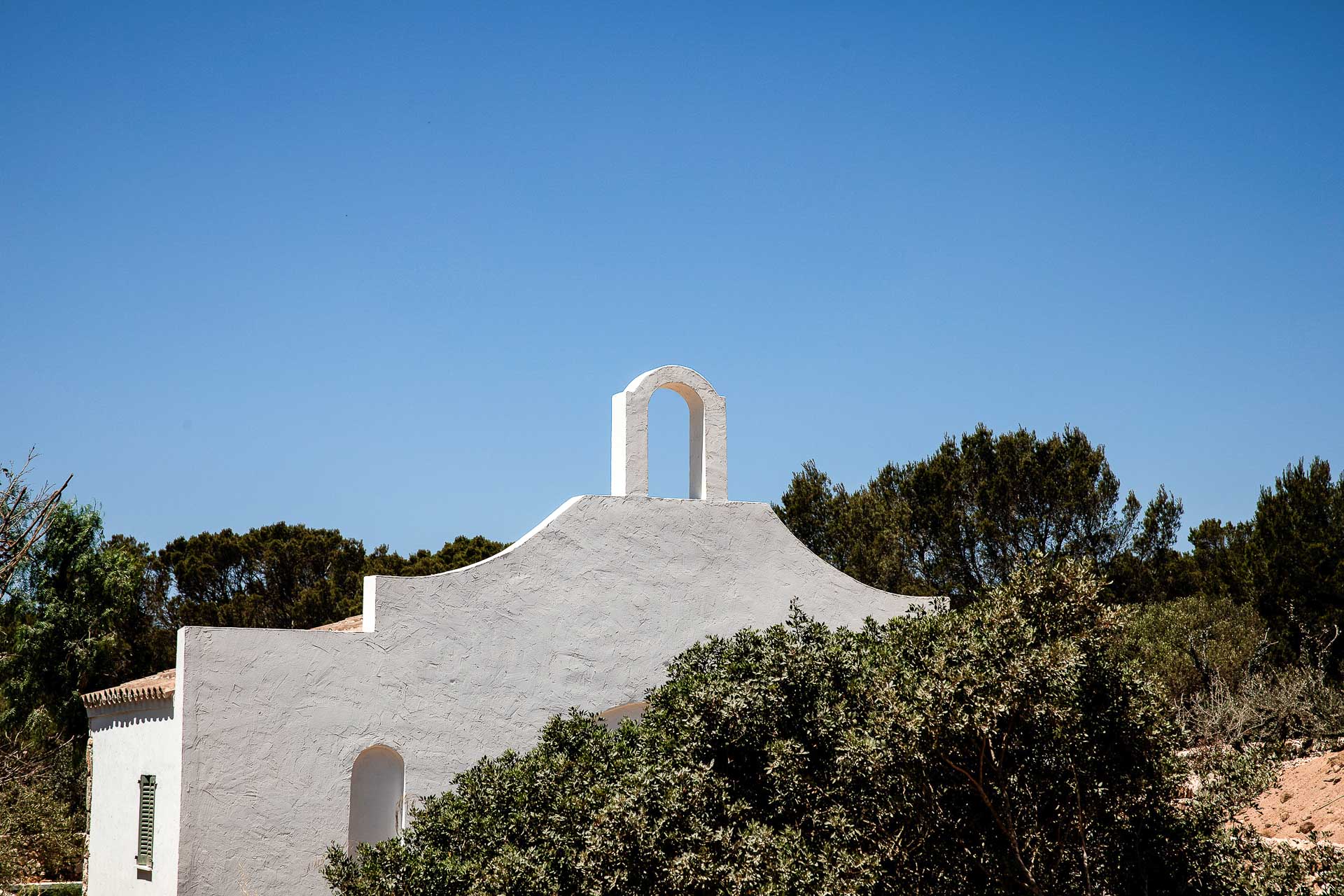 Près de la ville d’Alaior au centre de l’île, Menorca Experimental se situe à seulement 20 minutes de route de l’aéroport international de Mahón 