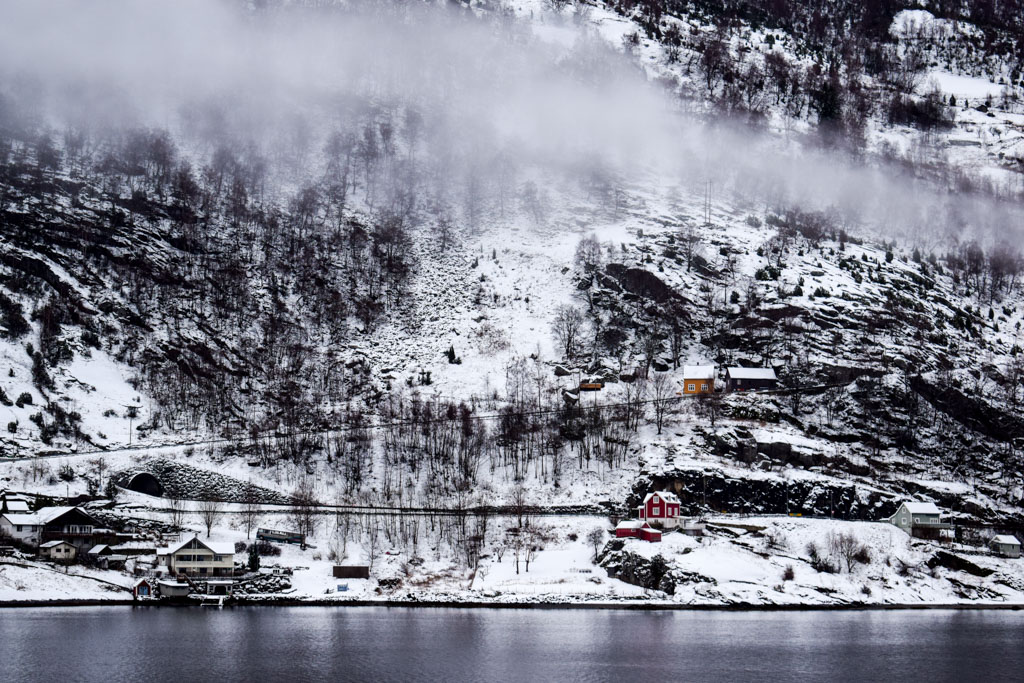 ... alors que les paysages sont toujours aussi grandioses, de part et d’autre du fjord