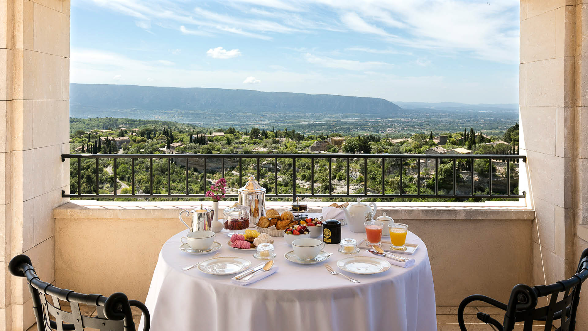 Petit-déjeuner sur la terrasse de la suite Duc de Soubise.