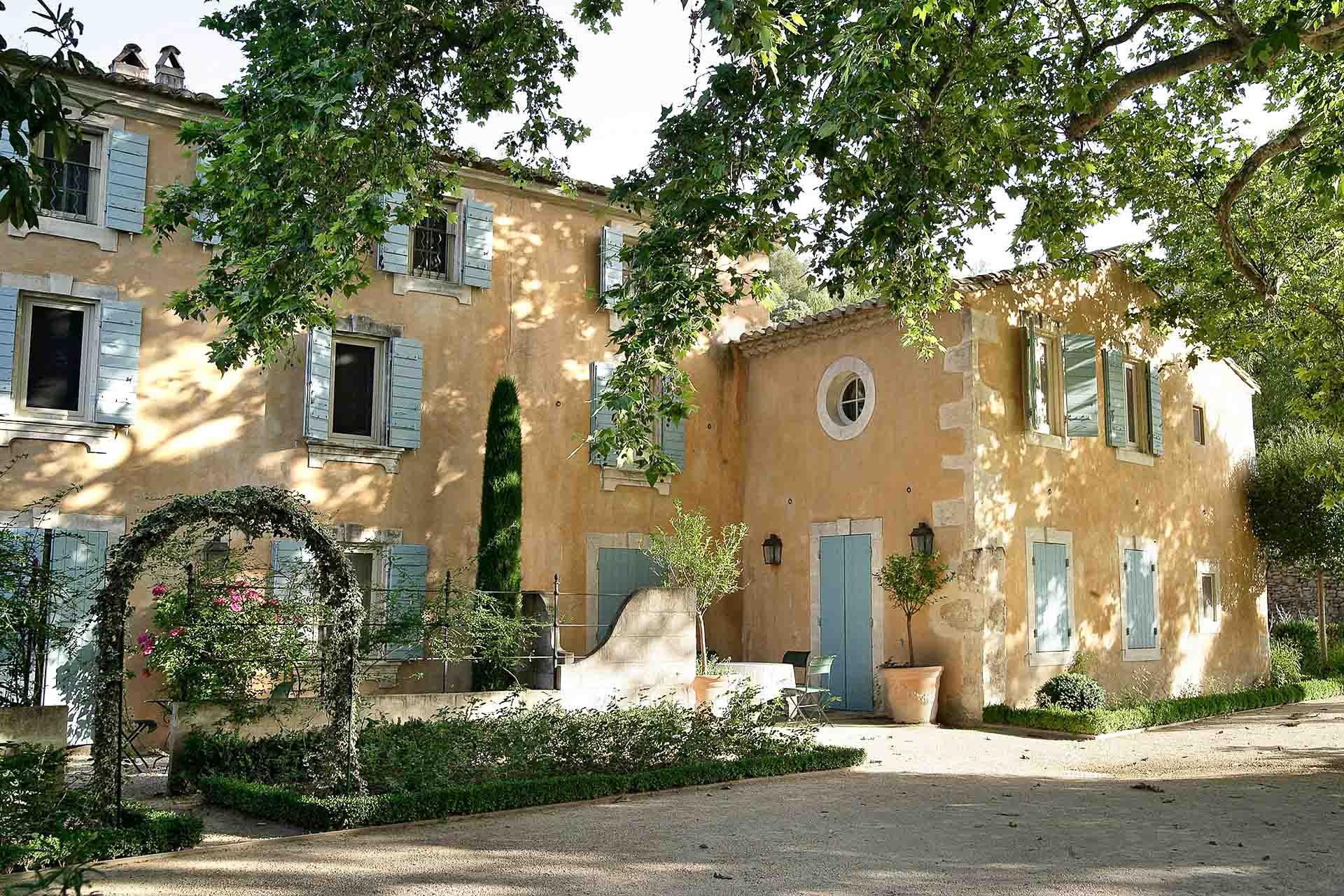 Le charme d’une placette de village typiquement provençale. © L. Parrault