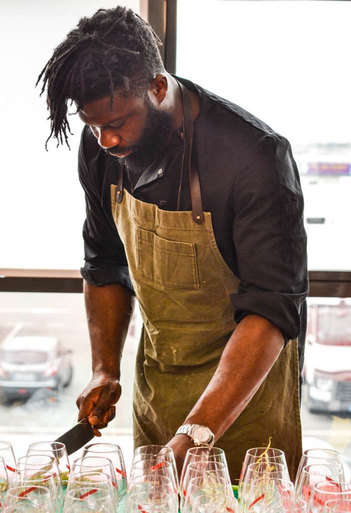 Shay Ola, insectophile, en pleine preparation des tacos au ténébrion et de ses cocktails au Blanc de blancs