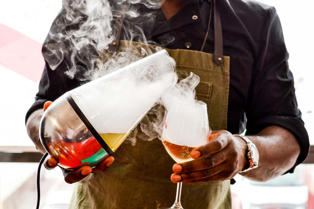 Shay Ola, insectophile, en pleine preparation des tacos au ténébrion et de ses cocktails au Blanc de blancs