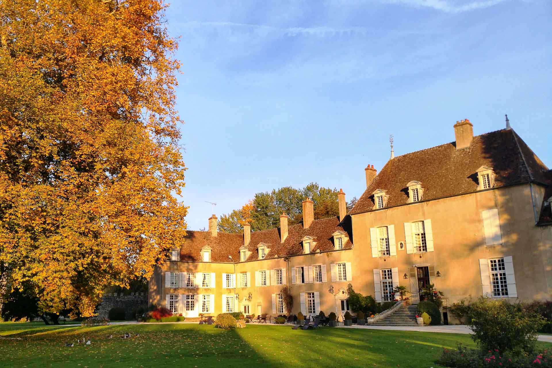 Le Château de Vault de Lugny à l’automne.