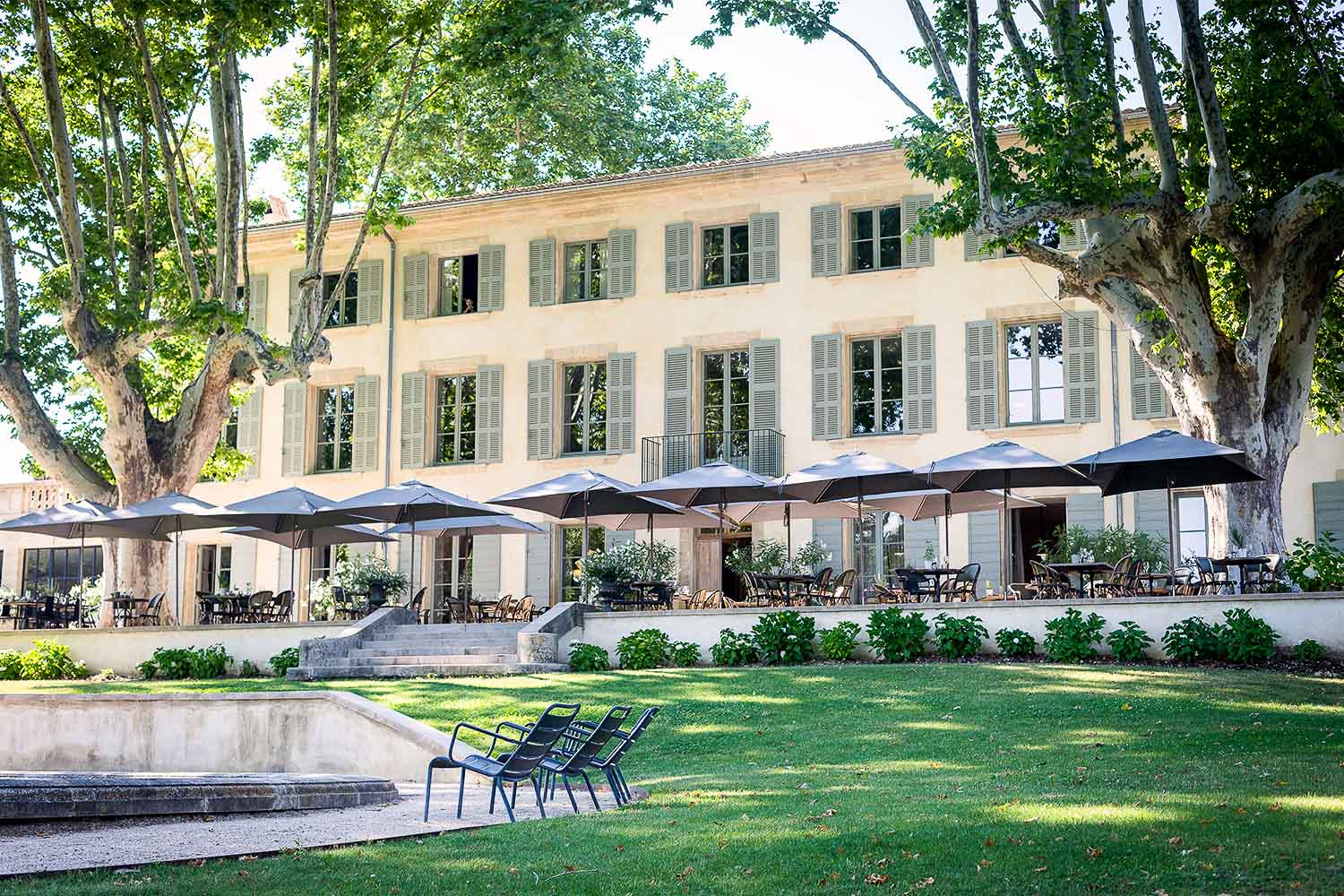 Le Domaine de Fontenille : vue extérieure terrasse et piscine. 