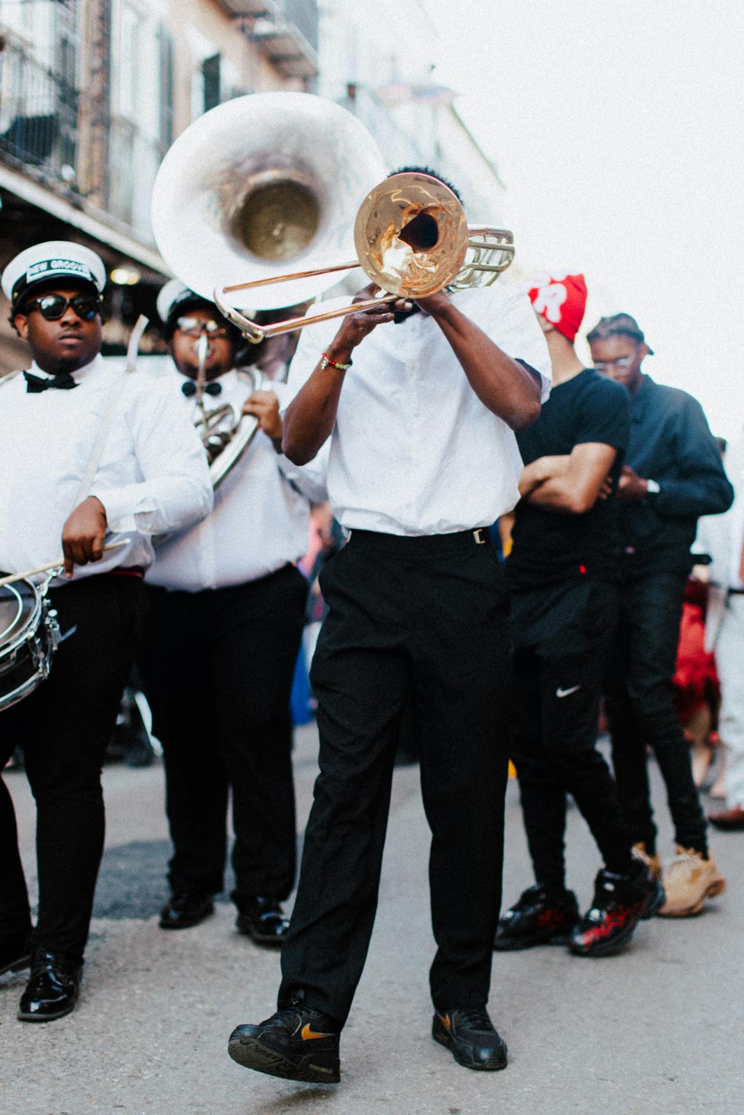 Écouter des musiciens jouer dans les rues de la Nouvelle Orléans 
