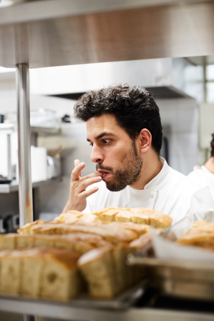 Portrait de Simone Tondo en cuisine