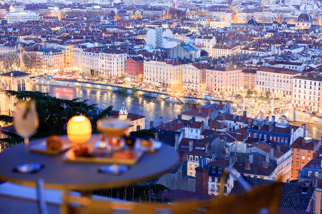 Les vues panoramiques spectaculaires sur Lyon sont en effet l’une des signatures de Villa Maïa