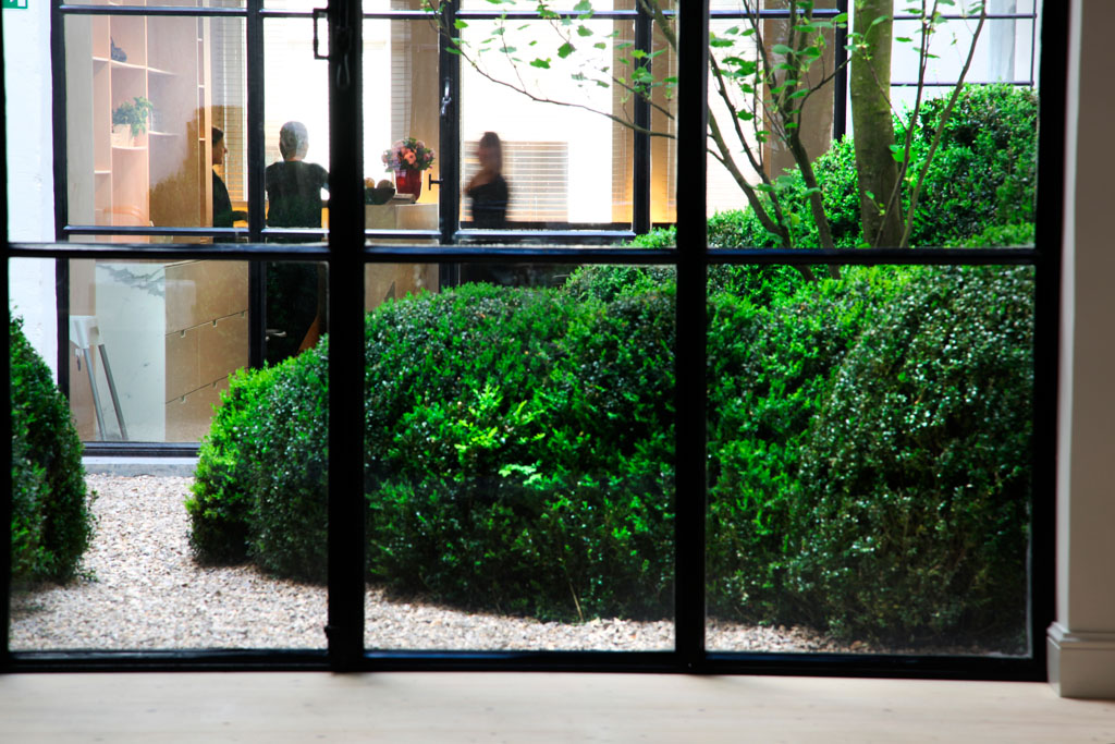 Un très beau patio, au coeur de l’hôtel, s’ouvre vers la réception et un coin lounge avec cheminée