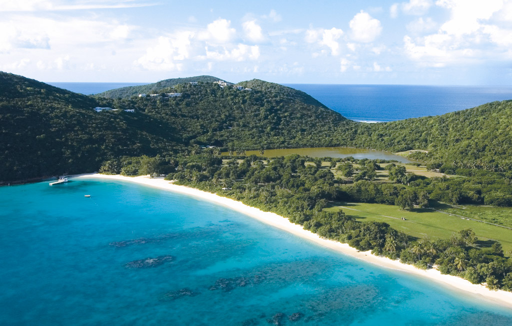 L’île est notamment réputée pour ses plages paradisiaques, dont la White Bay que l’on aperçoit ici