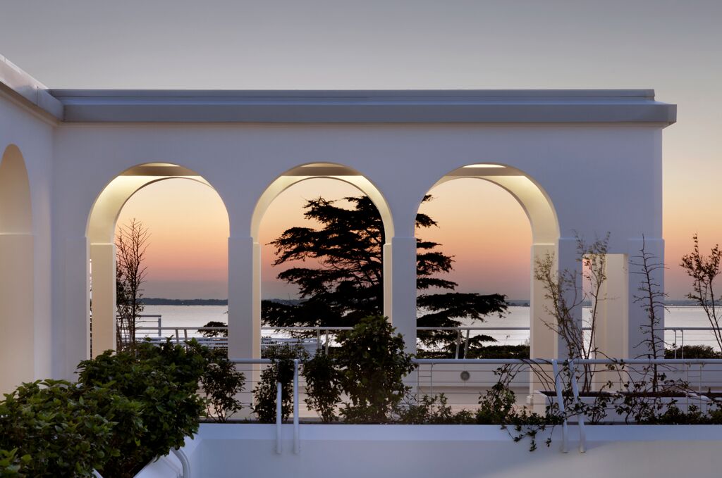 A deux pas de la piscine, un bar, spot idéal pour le coucher de soleil